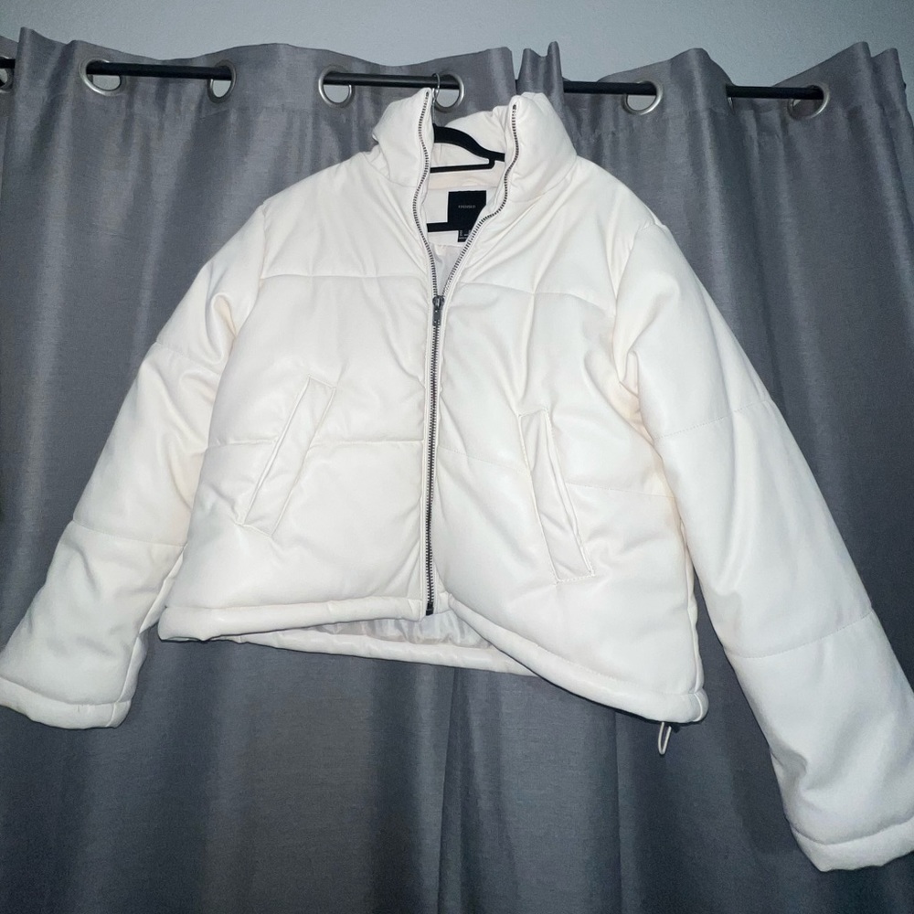 Cream / white puffer jacket